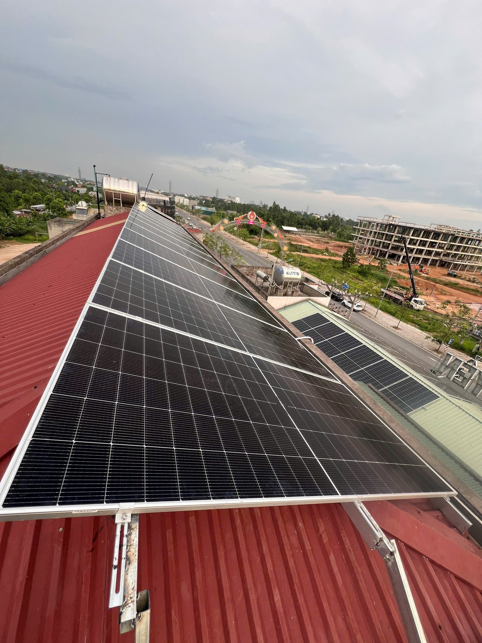 Đơn vị thi công điện mặt trời tại Phú Thọ uy tín. Khám phá dự án lắp đặt hệ thống điện năng lượng mặt trời cho nhà anh Việt tại Vân Phú, tiết kiệm 2,5 triệu đồng mỗi tháng.