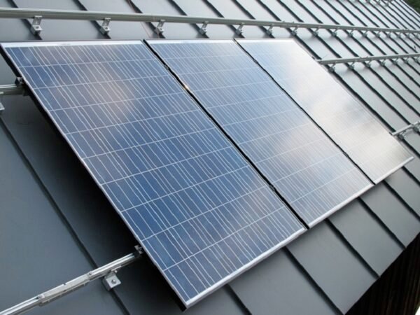 Hệ thống giá đỡ tấm pin năng lượng mặt trời lắp trên mái thiếc